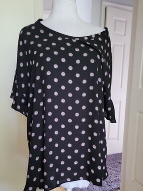 Loft Women’s Black Polka Dot Short Sleeve Top